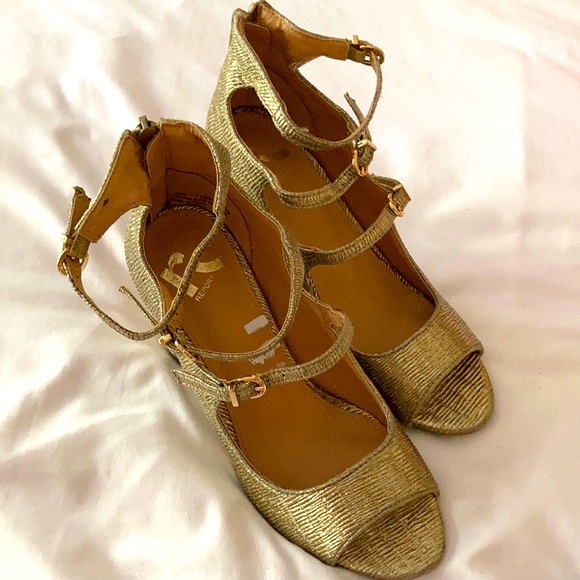 NWT REPORT Go strap sandals never worn